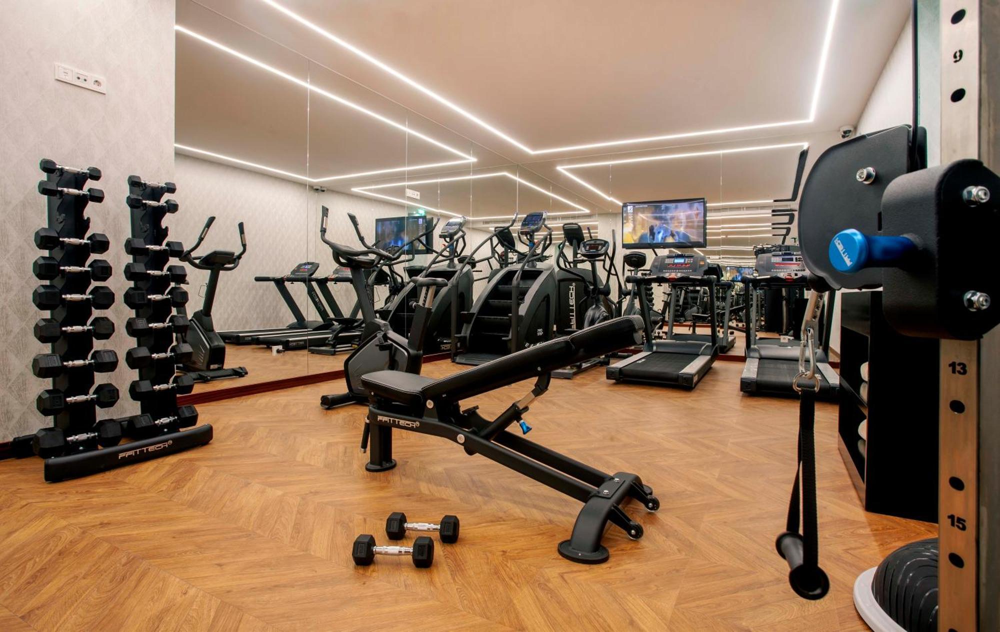Wine & Books Porto Hotel Екстер'єр фото The gym at the hotel