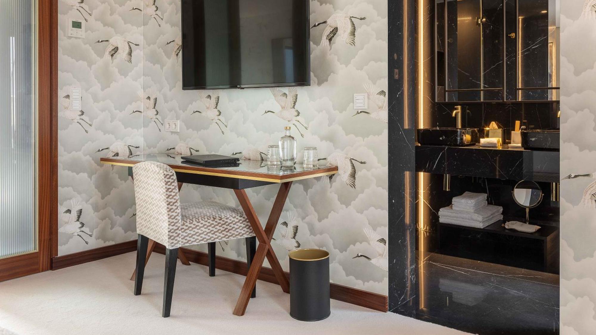 Wine & Books Porto Hotel Номер фото A table and a chair